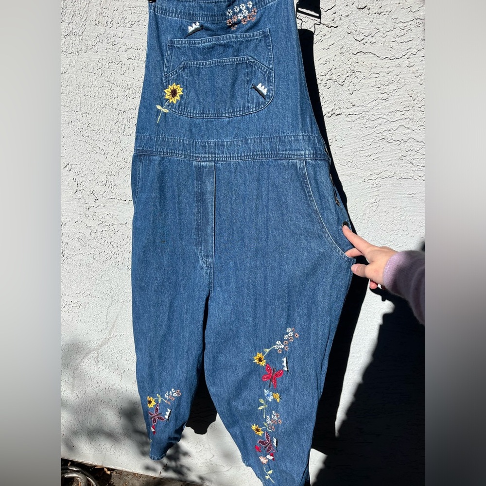 Jean overalls with embroidered flowers